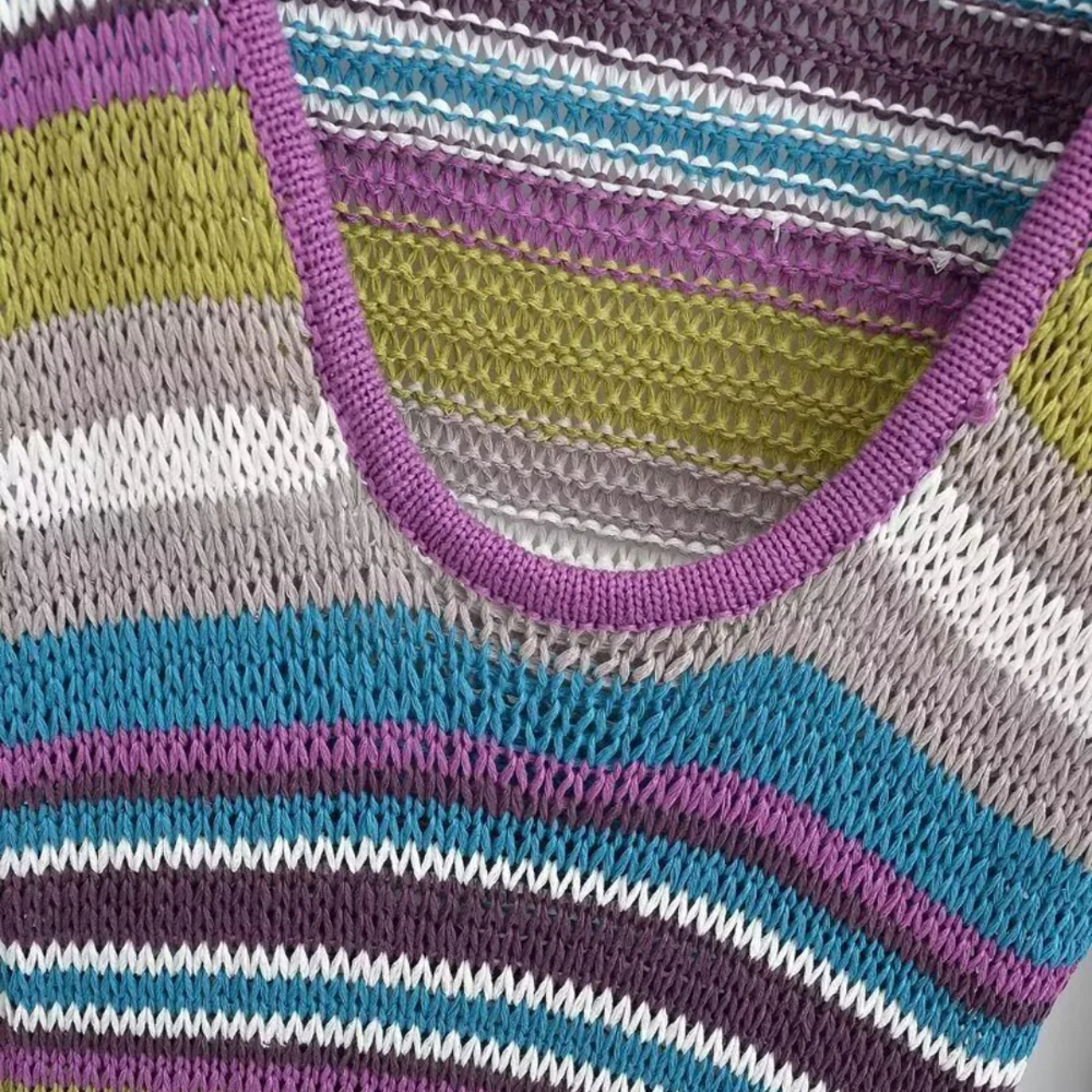 
                  
                    Striped Elegance – Stilvolles Strickkleid mit Bund
                  
                