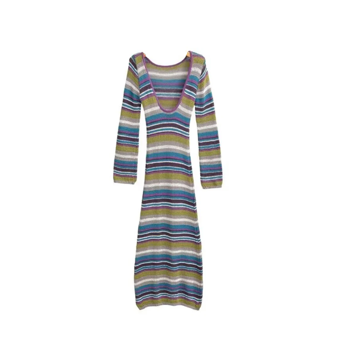 Striped Elegance – Stilvolles Strickkleid mit Bund