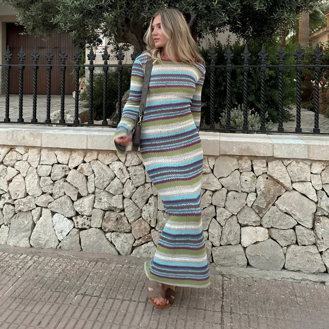 Striped Elegance – Stilvolles Strickkleid mit Bund