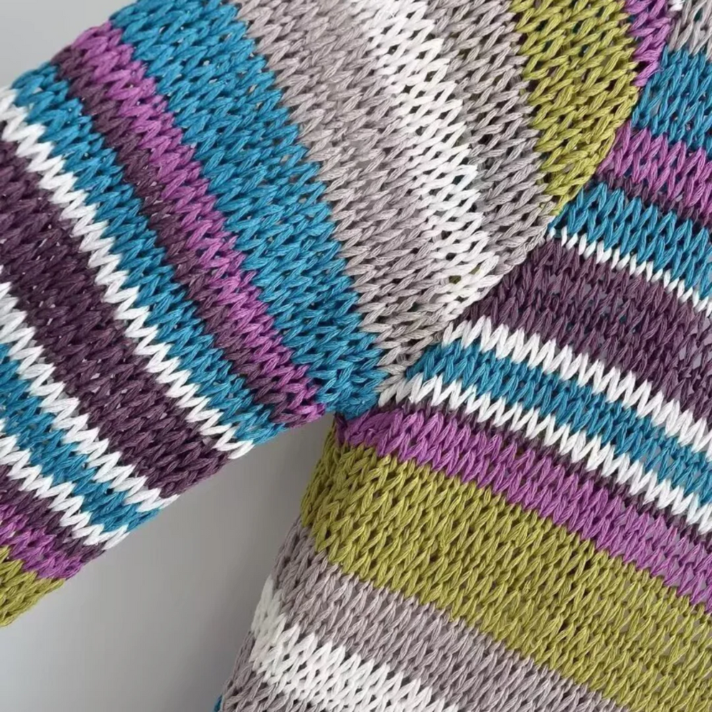 
                  
                    Striped Elegance – Stilvolles Strickkleid mit Bund
                  
                