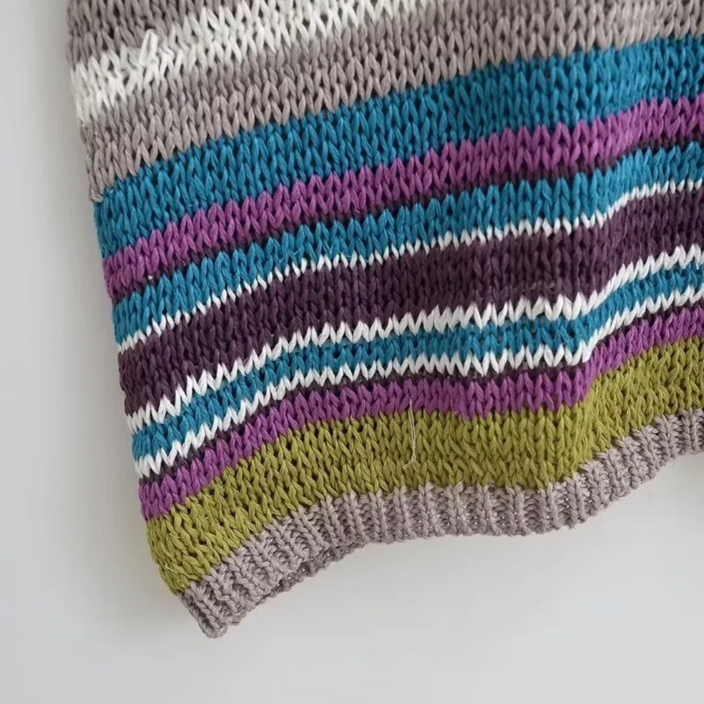
                  
                    Striped Elegance – Stilvolles Strickkleid mit Bund
                  
                